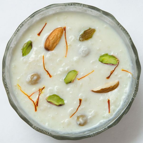 El kheer es uno de los postres más antiguos y queridos de la India. Se ofrece en templos, festivales y celebraciones familiares, pero también forma parte de la cocina diaria como un alimento nutritivo y calmante. Más que un simple postre, en Ayurveda se considera un plato puro, ligero y profundamente restaurador. Al cocinarse lentamente, se transforma en una preparación cremosa que calma el sistema nervioso y fortalece el cuerpo. El ghee y la leche nutren y aportan estabilidad, mientras que las almendras y pasas elevan el valor nutritivo. Las especias como el cardamomo y el azafrán equilibran la pesadez y ayudan a la digestión, convirtiendo al kheer en un verdadero alimento para el corazón y la mente. Durante el embarazo y el posparto, es uno de los platos más recomendados: ayuda a reconstruir la fuerza, enriquece la leche materna y aporta una sensación de satisfacción estable sin sobrecargar la digestión. Es ideal en otoño e invierno o en cualquier momento en que se busque calor, suavidad y nutrición profunda.