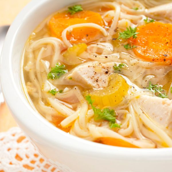 El ramen es un plato conocido mundialmente por ser reconfortante y completo, pero muchas veces puede resultar pesado y difícil de digerir debido a los caldos grasos, los condimentos fuertes o los ingredientes fermentados. En esta versión, inspirada en la tradición del ramen pero con un giro ayurvédico se utilizan especias suaves y digestivas como comino, cilantro, canela y jengibre, que aportan calor y aroma sin sobrecargar el estómago. El pollo se combina con verduras dulces y fáciles de digerir como zanahoria, calabaza mantequilla (o camote) y chicharros, que equilibran el plato con frescura y ligereza. Las espinacas se añaden al final para conservar sus nutrientes y vitalidad. El resultado es un caldo nutritivo y ligero que reconforta sin pesadez y se disfruta tanto en familia como en un día frío en el que se busca calor y estabilidad. Para una versión vegetariana puedes reemplazar el pollo por tofu o cualquier otra legumbre. Es ideal en otoño e invierno cuando el cuerpo agradece caldos tibios, especiados y con verduras que aportan saciedad suave.