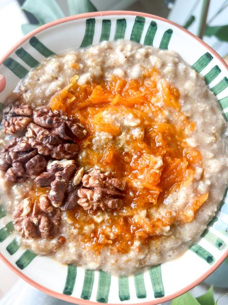 Donde crecí, en Jordania, nunca existió este concepto de “pumpkin spice”. Las mismas especias que hoy en día se asocian con esa mezcla nosotros las usábamos desde siempre en distintos platos. Todo lo que sabía era que cuando llegaba la temporada de consumirlas, me daban una sensación profunda de calor y de consuelo. La avena es uno de los desayunos más reconfortantes, pero si se prepara siempre de la misma manera puede volverse monótona. En cambio, cuando se combina con especias y calabaza se transforma en un plato profundamente nutritivo y equilibrado. La calabaza mantequilla cocida con canela, nuez moscada y cardamomo, aporta dulzor natural y cremosidad, creando la sensación de un abrazo desde dentro en una estación como el otoño, cuando el cuerpo tiende a resecarse y la mente a sentirse más ligera, condiciones que pueden manifestarse como insomnio o ansiedad. Las especias como la cúrcuma, el cardamomo y el hinojo no solo realzan el sabor, sino que también fortalecen la inmunidad, apoyan la digestión y mantienen el calor interno del cuerpo, cualidades especialmente necesarias en el otoño, cuando somos más propensos a resfriados y a sentirnos más vulnerables. Servida con un chorrito de leche de coco, dátiles picados y nueces tostadas, esta avena resulta saciante, aromática y profundamente satisfactoria. Es ideal en otoño e invierno cuando el cuerpo agradece desayunos tibios, especiados y cremosos que aportan energía estable durante toda la mañana.