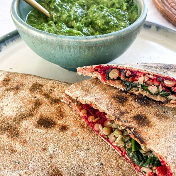 Estas empanadas son una forma creativa y nutritiva de transformar un simple chapati en un plato completo. El betabel cocido y rallado, aporta dulzor natural y minerales que fortalecen la sangre; las espinacas una buena dosis de hierro y frescura, y las lentejas proteína vegetal y saciedad. Las semillas de hinojo tostadas no solo aromatizan, sino que también ayudan a la digestión, equilibrando la densidad del relleno. El resultado es una empanada colorida, rica en sabor y al mismo tiempo ligera, perfecta para una comida práctica o una cena nutritiva. También puede prepararse con queso paneer en lugar de lentejas, para una versión más cremosa. Servidas con una salsa fresca como la Salsa Diosa o un Chutney de Hierbas, se convierten en un plato que sorprende tanto por su sencillez como por su intensidad de sabores. Es ideal en otoño e invierno, cuando el cuerpo agradece platos tibios, nutritivos y especiados.