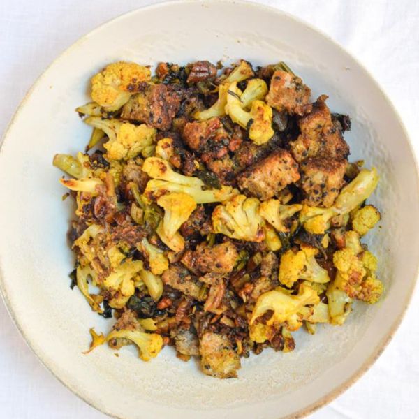 El relleno es uno de esos platos que inmediatamente evocan la mesa de Navidad y las celebraciones en familia. Tradicionalmente suele ser muy pesado, cargado de mantequilla, embutidos o panes refinados, lo que dificulta la digestión en una comida que ya es abundante. Sumado a otros platos fuertes y densos de la época, no sorprende que aumenten las visitas al hospital por dolores de estómago durante estas fechas. En esta versión más ligera y equilibrada, la coliflor sustituye gran parte de la densidad y aporta suavidad, mientras que el pan de masa madre da cuerpo y textura sin dejar sensación de pesadez. Las nueces aportan grasas saludables y minerales, los dátiles un dulzor natural que equilibra las hierbas, y las especias como el hinojo, el tomillo y el romero lo convierten en un plato aromático y festivo. El resultado es un relleno crujiente por fuera, jugoso por dentro, que conserva el espíritu navideño pero con un perfil más digestivo y nutritivo. Es ideal para las celebraciones de otoño e invierno, especialmente en Navidad, como guarnición junto a verduras asadas, arroz o un plato principal festivo.