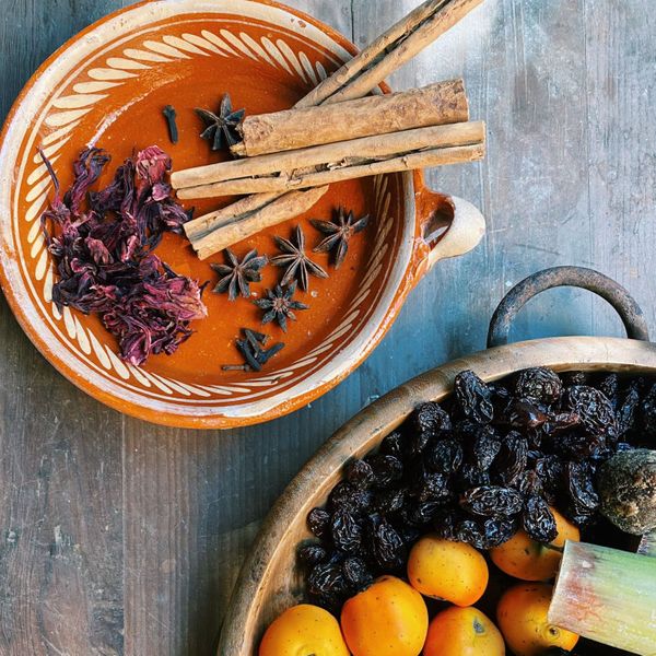 Mi suegra es una gran cocinera y me vas a ver diciéndolo en muchas de nuestras recetas porque realmente lo es. Esta es una de sus recetas clásicas de ponche, pero aquí la hemos “aligerado” y hecho más ayurvédica sin perder nada de su sabor. Cuando la probé por primera vez no podía creer lo deliciosa que era, y me encantó encontrar una forma de convertir esta bebida tradicional en algo nutritivo, reconfortante y más fácil de digerir. El ponche suele servirse en Navidad y Año Nuevo en México, cargado de frutas y especias. En esta versión, la base no es azúcar refinada, sino piloncillo, que endulza de manera natural y aporta minerales. La flor de jamaica, rica en antioxidantes, equilibra con un punto ácido que aligera la mezcla. Las frutas de temporada, guayabas, tejocotes, manzanas, pasas y ciruelas aportan fibra, vitaminas y una textura que lo convierte casi en un postre en sí mismo. La caña fresca y jugosa, añade ese toque crujiente tan característico. Las especias como la canela, el clavo y el anís estrella no solo aromatizan la bebida, también apoyan la digestión y generan calor interno, algo fundamental en los meses fríos de invierno. Servido caliente, es una bebida festiva que reconforta el corazón, alegra la mesa y conecta con la tradición, pero sin la pesadez que a veces puede tener el ponche clásico. Es ideal para el invierno y las fiestas decembrinas, compartido en familia como bebida caliente y digestiva después de la cena.