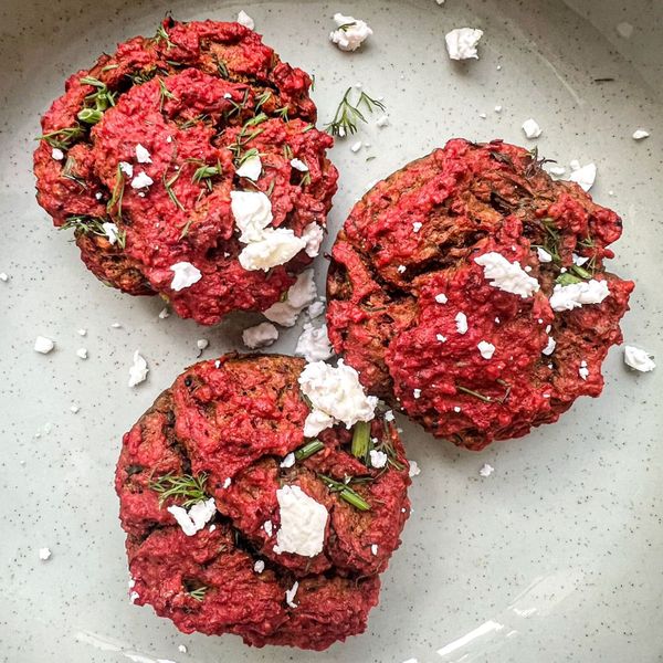 Los muffins no siempre tienen que ser dulces. En su versión salada se transforman en un bocado nutritivo, saciante y sorprendente. Estos muffins de betabel son una forma creativa de incorporar verduras en una preparación esponjosa y llena de sabor, que incluso suele gustar mucho a los niños. El betabel, con su dulzor natural y riqueza mineral, no solo aporta un color intenso, sino también un toque que equilibra las especias suaves como el hinojo y el cilantro en polvo. El uso de harina integral y aceite de oliva los hace más ligeros y fáciles de digerir que un pan convencional, mientras que las hierbas frescas como eneldo, perejil o tomillo realzan su frescura. Puedes disfrutarlos solos, acompañados de ricotta de almendras, tahini dorado o chutney, o servirlos como parte de la ración de granos y verduras constituyentes en una comida. También combinan muy bien con una sopa de legumbres y hojas verdes, o con queso fresco y verduras salteadas al lado. Su textura esponjosa y su sabor especiado los convierten en un snack perfecto para llevar o en una opción distinta para el desayuno o la cena ligera. Es ideal en otoño e invierno, cuando el cuerpo agradece bocados tibios, saciantes y especiados. En primavera funcionan muy bien como parte de una comida ligera junto a hojas verdes o sopas frescas, y en verano pueden disfrutarse a temperatura ambiente, acompañados de chutney o ensaladas para darles un giro más fresco.