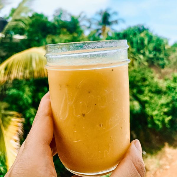 En general, los smoothies suelen ser difíciles de digerir sobre todo cuando se mezclan demasiadas frutas, verduras verdes, mucho líquido, se sirven fríos o casi congelados y se toman en ayunas durante la mañana. Sin embargo, cuando llega la temporada de mango y el clima es cálido, un smoothie bien preparado puede ser sumamente hidratante y satisfactorio. La clave está en cuidar las combinaciones, añadir especias digestivas, no servirlo frío y evitarlo en días fríos o lluviosos por la mañana. Lo mejor es disfrutarlo en días soleados y cálidos, ya sea en el desayuno o como snack por la tarde. Este licuado cumple con todo esto: fruta de temporada, especias que elevan el sabor y apoyan la digestión, y leche vegetal que no genera combinaciones pesadas ni sensación de hinchazón después de tomarlo. El coco rallado o la ralladura de naranja al servir intensifican su carácter tropical y digestivo. Es ideal en verano y primavera, cuando el cuerpo agradece bebidas frescas y fáciles de digerir que refrescan y a la vez activan suavemente el fuego digestivo.