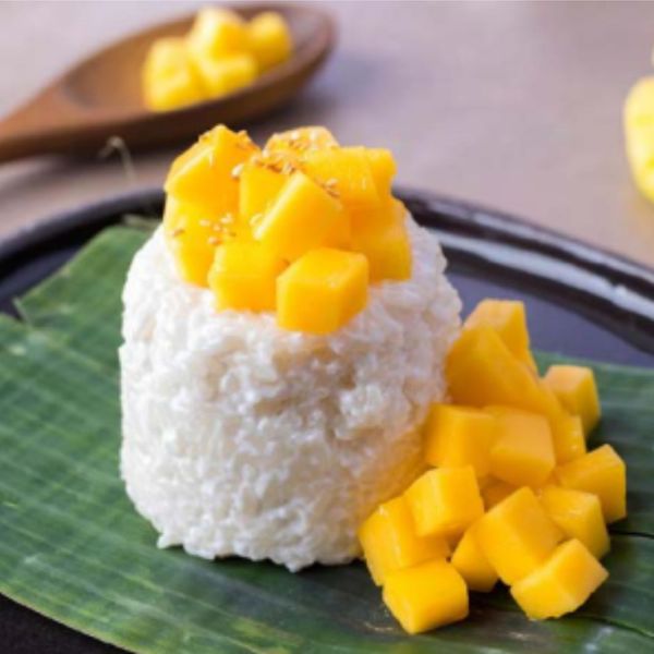 ¡Cuando el mango está en temporada, hay que aprovecharlo! Este es un postre clásico del sureste asiático reinterpretado con un toque ayurvédico. El arroz jazmín o basmati blanco, al cocinarse con leche de coco y especias suaves se convierte en una base cremosa y aromática que combina a la perfección con la frescura jugosa del mango. El jengibre y la vainilla equilibran la dulzura y aportan un matiz cálido y digestivo, mientras que el jarabe de maple suaviza el sabor sin hacerlo pesado. La tapioca, que es opcional, le da una textura más sedosa al jarabe de coco. El toque final de semillas de ajonjolí añade un contraste crujiente y nutritivo. Es un postre o desayuno saciante pero ligero, ideal para compartir en días cálidos o como snack en la tarde cuando hay hambre y antojo. Es ideal a finales de primavera e inicios de verano, cuando los mangos están en temporada y el cuerpo agradece postres frescos, jugosos y fáciles de digerir.