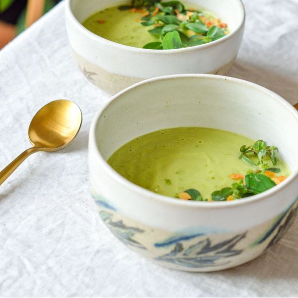 Una sopa suave y nutritiva que combina la frescura del chayote con la dulzura sutil del camote, creando un balance perfecto entre ligereza y saciedad. El chayote, originario de Mesoamérica, es un vegetal muy usado en México y Centroamérica: ligero, jugoso y de fácil digestión. En Ayurveda se aprecia porque refresca, hidrata y alivia la pesadez, siendo ideal en climas cálidos o cuando hay exceso de calor interno.
 El ghee y el cilantro en polvo potencian la digestión, mientras que las hierbas frescas y el limón aportan un toque vibrante y revitalizante al final. Es una crema que conserva el color y la vitalidad de los vegetales al cocinarlos solo lo justo, manteniendo así sus beneficios y frescura. Puede servirse como la parte de verduras que construyen tu plato o como cena ligera acompañada de chapati. Es ideal en primavera y verano, cuando el cuerpo agradece preparaciones verdes, ligeras y refrescantes, pero también nutritivas.