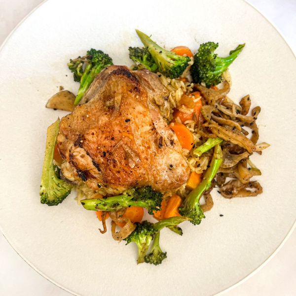 Un plato completo y equilibrado que une proteína, granos y verduras en una sola preparación. El pollo se marina con jugo y ralladura de naranja, miel y jengibre fresco, lo que le aporta un sabor cítrico y especiado que penetra en la carne y la vuelve más jugosa. El arroz basmati o jazmín se cocina junto con zanahorias y chícharos, absorbiendo la salsa del pollo y quedando suave, fragante y lleno de sabor. El resultado es un plato cálido, nutritivo y reconfortante, ideal para compartir en familia. Es ideal en otoño e invierno cuando el cuerpo necesita comidas completas, tibias y especiadas que brinden sostén y energía estable.