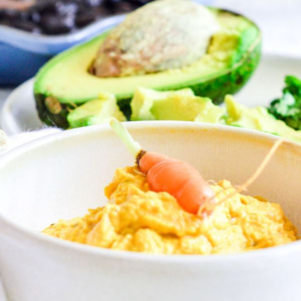 Este dip lo aprendí en uno de los cursos de cocina que tomé y me pareció una forma brillante de combinar texturas y sabores. El resultado fue tan satisfactorio y diferente que quise compartirlo contigo en su versión ayurvédica. Cuenta como la parte de verduras que construyen de tu comida, pero también puede servirse con chapati en el desayuno o como snack para niños a media mañana o media tarde. Las zanahorias asadas desarrollan un dulzor natural y una textura sedosa que al mezclarse con tahini, limón y especias, se transforman en un dip aromático, nutritivo y muy versátil. El comino y la cúrcuma no solo realzan el sabor, sino que también apoyan la digestión y aportan calidez equilibrante. Es ideal en otoño e invierno, cuando el cuerpo agradece preparaciones tibias, cremosas y especiadas que aportan saciedad sin pesadez.