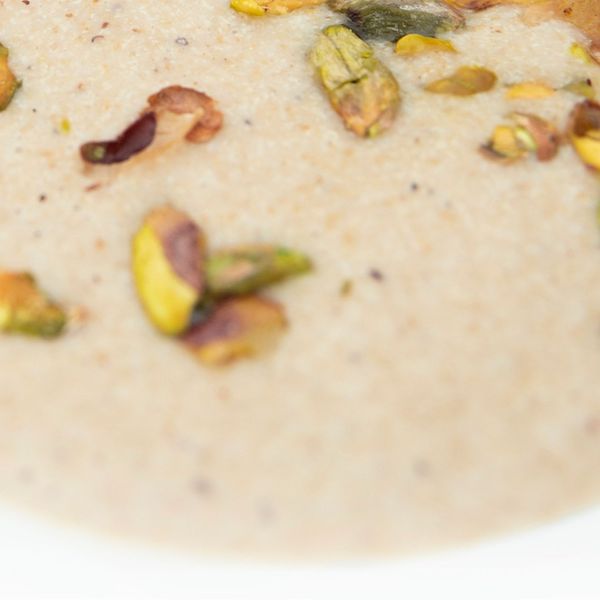 El amaranto ha sido un alimento sagrado en Mesoamérica desde tiempos antiguos: ligero, nutritivo y cargado de proteína vegetal. Además contiene un perfil completo de proteínas, al igual que la quinoa, lo que significa que aporta los nueve aminoácidos esenciales necesarios en la dieta humana. En esta preparación se transforma en una crema deliciosa gracias a la cocción lenta con leche de coco, especias calientes y un toque de ghee que potencia su untuosidad y lo hace más digestivo. La piña asada, caramelizada con canela y azúcar mascabado, aporta contraste: frescura, acidez suave y dulzor natural que equilibra la profundidad del amaranto. El toque final de pistaches o macadamias añade textura crujiente y un perfil elegante convirtiendo un postre sencillo en algo especial. No es solo un postre: también puede servirse como desayuno tibio en los días fríos, acompañado de una infusión especiada, o como cierre ligero de una comida festiva. Y cuando la temporada de piña está en su punto, finales de primavera e inicios de verano en el hemisferio norte, esta receta se vuelve especialmente vibrante y refrescante. En otros meses, puedes combinar esta crema con otras frutas salteadas.