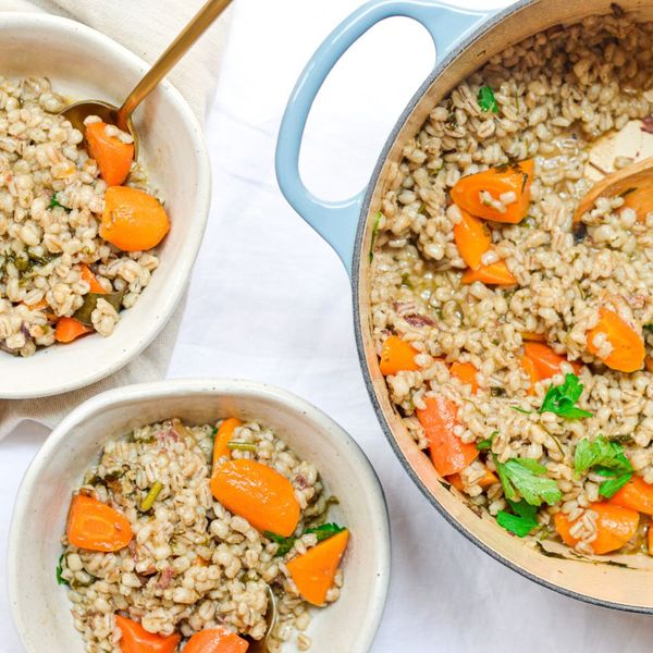 La cebada es un verdadero superfood: saciante, rica en fibra y con un sabor ligeramente dulce y terroso que la hace muy versátil en la cocina. En esta receta se combina con garbanzos, que junto con el cereal forman una proteína vegetal completa, y con zanahorias doradas que equilibran el plato con su dulzor natural. El toque de especias, canela, comino, jengibre y laurel, no solo aromatiza el platillo, sino que también lo vuelve más digestivo y cálido ayudando a equilibrar la densidad de la cebada y las legumbres. El dátil aporta un dulzor sutil que redondea los sabores y le da una nota inesperada, delicada y muy especial. El resultado es un plato nutritivo, reconfortante y equilibrado, que puede disfrutarse solo o acompañado de verduras purificantes, salteadas o al vapor, para hacerlo más ligero. Es ideal en invierno y en los días frescos de primavera, cuando el cuerpo agradece la cebada por su capacidad de ayudar a eliminar la retención de líquidos, además de su efecto saciante y las especias que aportan estabilidad y calor interno. Pero funciona para el otoño si reemplazamos los garbanzos por lentejas marrones.