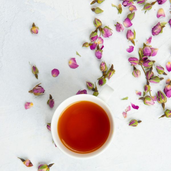 En Ayurveda, la primavera es la estación donde predomina Kapha dosha: el cuerpo tiende a acumular pesadez, la digestión se vuelve más lenta y es común sentir cierta retención de líquidos o congestión después del invierno. Por eso, esta es la época del año en la que más necesitamos infusiones que despierten suavemente el fuego digestivo y ayuden a movilizar el exceso de humedad interna. Este té es una mezcla ligera pero profundamente equilibrante. Los pétalos de rosa aportan frescura y ligereza, calmando la mente y abriendo el corazón. El fenogreco, aunque en pequeña cantidad, es la clave en primavera: ayuda a reducir la retención de líquidos, mejora la digestión de alimentos más pesados y estimula el metabolismo natural del cuerpo. La canela y el jengibre completan la fórmula con calor especiado, dinamizando la circulación y despejando cualquier sensación de letargo. Servido caliente, es una bebida perfecta para la mañana o después de la comida. Endulzado con un poco de miel, se convierte en una bebida que limpia, renueva y equilibra al mismo tiempo. Es ideal en primavera, cuando el cuerpo agradece preparaciones tibias, aromáticas y especiadas que aportan claridad, ligereza y sostén digestivo.