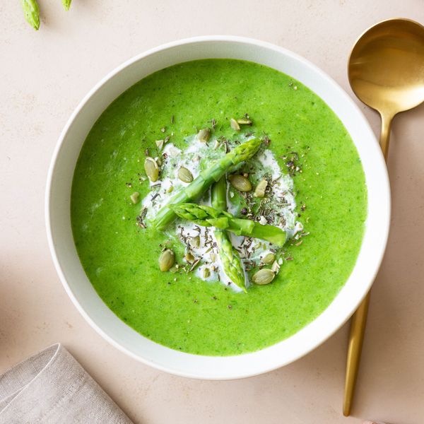 El espárrago es uno de los vegetales más característicos de la primavera: ligero, depurativo y con un efecto diurético natural que ayuda al cuerpo a liberarse de la pesadez acumulada durante el invierno. Su sabor ligeramente amargo y astringente lo convierte en un aliado ideal para limpiar y refrescar el organismo sin debilitar la digestión. En esta receta, los espárragos se cocinan suavemente y se combinan con hierbas frescas como hierbabuena y perejil, que potencian su efecto purificante y aportan vitalidad. El jengibre y el cilantro en polvo equilibran con un toque cálido y digestivo, mientras que el limón, con su jugo y ralladura, realza los sabores con frescura y brillo. El resultado es una crema ligera, aromática y depurativa, que conserva el color vibrante y la textura sedosa de los espárragos. Perfecta como entrada en una comida o como cena ligera en los días cálidos de primavera, especialmente si se combina con verduras que construyen a un lado. Es ideal en primavera e inicios de verano cuando el cuerpo agradece preparaciones frescas, verdes y depurativas que alivian la sensación de pesadez.