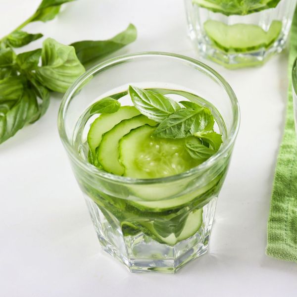 El pepino, fresco y ligero, es un ingrediente ideal para hidratar y refrescar el cuerpo en los meses cálidos. Sin embargo, en exceso puede ser demasiado frío para la digestión. Por eso, en esta receta se combina con albahaca, una hierba aromática y digestiva que equilibra el efecto del pepino, aportando un toque herbal que activa suavemente el fuego digestivo. El azúcar mascabado aporta dulzor natural y mineralidad, mientras que el limón realza con su acidez brillante y ayuda a mantener la ligereza. El resultado es una bebida equilibrada, simple pero elegante, que hidrata y al mismo tiempo apoya la digestión. Es ideal en primavera y verano cuando el cuerpo busca frescura, ligereza y un alivio natural frente al calor.