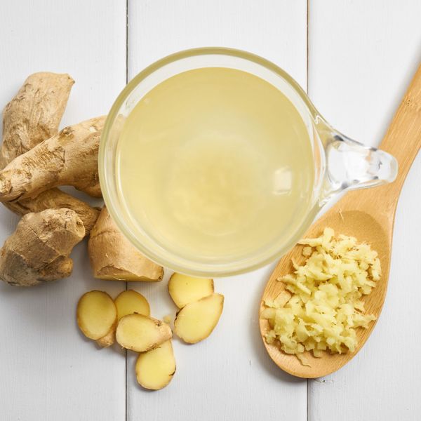 Una bebida sencilla y revitalizante que combina el frescor cítrico del lemongrass con el calor especiado del jengibre y la pimienta negra. El resultado es una infusión ligera que estimula suavemente la digestión, despeja la mente y aporta calidez sin ser pesada. El jengibre despierta el fuego digestivo y la pimienta negra ayuda a movilizar la circulación y despejar cualquier sensación de pesadez. Es ideal después de la comida o como una bebida reconfortante en días frescos. Es ideal en invierno y primavera, cuando la digestión tiende a estancarse y el cuerpo se siente más pesado.