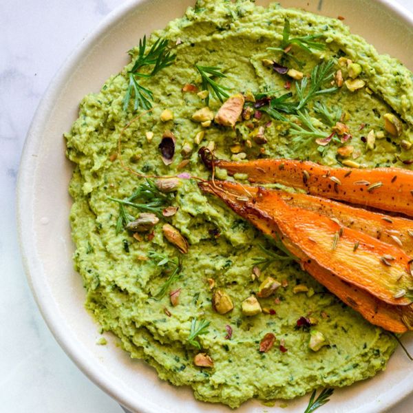 Una receta ligera, refrescante y muy fácil de preparar. Los chícharos aportan dulzor natural, proteínas vegetales y fibra que sacian sin causar pesadez. La hierbabuena añade frescura y ayuda a calmar la digestión, mientras que el limón realza los sabores y contribuye a mantener la preparación ligera y depurativa. Es un acompañamiento versátil que puede servirse como dip con verduras horneadas, como untable en panes integrales o como parte de la sección de verduras purificantes y legumbres en una comida completa. Acompaña muy bien a chapatis y verduras que construyen como zanahorias horneadas para formar un plato principal equilibrado. Es ideal en primavera y verano, cuando el cuerpo agradece comidas verdes, frescas y fáciles de digerir.