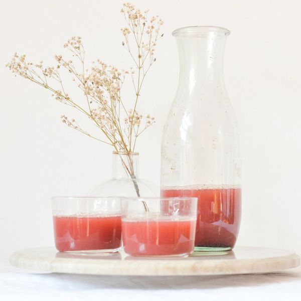 Una bebida refrescante y ligera que combina la dulzura natural de las uvas con el toque especiado del jengibre y el aroma exótico del cardamomo. Es hidratante, digestiva y perfecta para aportar energía sin pesadez. En Ayurveda, las uvas son consideradas sattvicas: frescas, dulces y rejuvenecedoras. Apoyan la sangre y los tejidos, calman la sed y refrescan el cuerpo sin debilitar la digestión. Son especialmente útiles para equilibrar Pitta en días calurosos y también ayudan a suavizar la sequedad de Vata gracias a su jugosidad natural. El jengibre activa la digestión y el fuego metabólico, mientras que el cardamomo equilibra la ligereza de la fruta y evita fermentación o pesadez. El jarabe de maple es opcional, ya que las uvas suelen aportar el dulzor suficiente. Es ideal en verano y principios de otoño, cuando el cuerpo necesita frescura, hidratación y un estímulo digestivo ligero.