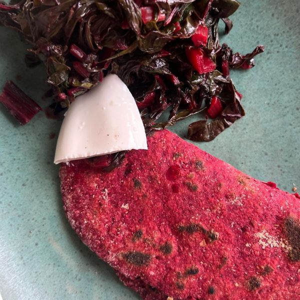 Una variación colorida y nutritiva del clásico chapati que además suele ser un éxito con los niños, ya que es una forma sencilla de integrar vegetales sin que se quejen. Al incorporar betabel cocido en la masa, el pan adquiere un tono vibrante y un sabor ligeramente dulce, además de aportar minerales que nutren la sangre y apoyan la circulación. El toque de comino favorece la digestión de las harinas y las hierbas frescas como perejil o albahaca aportan frescura, aroma y ligereza. Preparados con ghee, estos chapatis cuentan como la parte de granos y verduras que construyen de la comida, ideales para acompañar guisos, sopas o como base de un plato completo con verduras purificantes y legumbres. También combinan muy bien con queso fresco y hojas verdes, ya sea en el desayuno o en una comida más simple y completa. Son ideales en otoño e invierno, cuando el cuerpo agradece panes tibios, nutritivos y especiados que brindan calor y sostén.