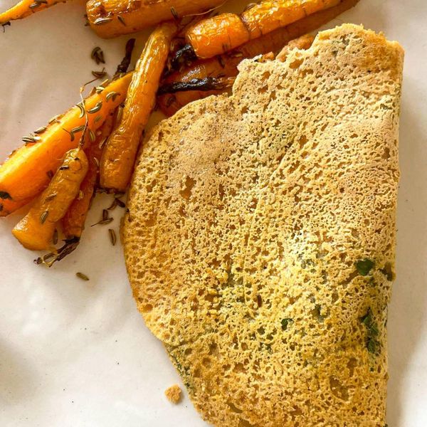 Estas dosas son una versión rápida y nutritiva de las tradicionales del sur de India, hechas con lentejas rojas en lugar de la mezcla clásica de arroz y lenteja. Al remojarlas y licuarlas se obtiene una masa ligera y proteica que al cocinarse en sartén se transforma en crepas finas, suaves y ligeramente especiadas. La cúrcuma y el jengibre favorecen la digestión y aportan calor, mientras que el comino ayuda a evitar la formación de gases, algo importante al preparar legumbres. Son muy versátiles: se pueden disfrutar en el desayuno acompañadas de verduras que construyen, como comida ligera o junto a verduras y chutneys para formar una comida completa. Es ideal en primavera e invierno pero también se pueden consumir en otoño. 