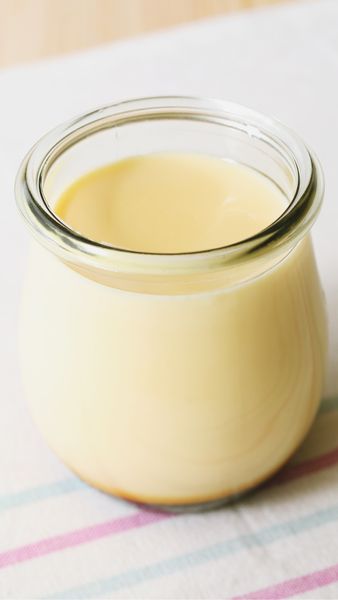 Un postre o merienda cremoso y muy reconfortante que combina la untuosidad de la leche de coco con la suavidad de las nueces de macadamia. Endulzado naturalmente con jarabe de maple y perfumado con vainilla, este postre resulta simple pero delicioso, con un matiz cálido de cúrcuma que lo hace aún más digestivo. La fresa fresca aporta un contraste de acidez ligera y color vibrante, mientras que la nuez picada da el toque crujiente final. Es un bocado pequeño pero muy saciante, ideal para consentirse de manera saludable. Es ideal en verano y primavera cuando el cuerpo agradece postres frescos y algo ligeros que nutren sin causar pesadez.