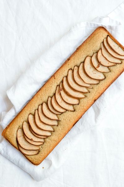 Este pan de pera es una receta aromática, húmeda y llena de sabor, perfecta para acompañar una bebida caliente en días frescos. La pera, con su cualidad dulce y ligera, se combina con especias digestivas como la canela, el jengibre y el hinojo, que equilibran y realzan el sabor mientras apoyan la digestión. En Ayurveda suele recomendarse no calentar el yogur directamente ni combinarlo con frutas crudas, ya que puede generar pesadez, mucosidad o toxinas. Sin embargo, en esta receta el yogur se diluye con agua (convirtiéndose en algo parecido al takra o buttermilk, considerado ligero y digestivo) y se integra en la masa junto con especias y ghee. De esta forma, cambia su cualidad y actúa más como un fermento natural que da humedad y ligereza al pan, sin causar los efectos negativos del yogur caliente. Es ideal para el otoño e invierno, cuando el cuerpo busca postres más nutritivos y especiados. Puede disfrutarse en la tarde como snack acompañado de chai o cualquier otra bebida caliente que no tenga leche vaca. 