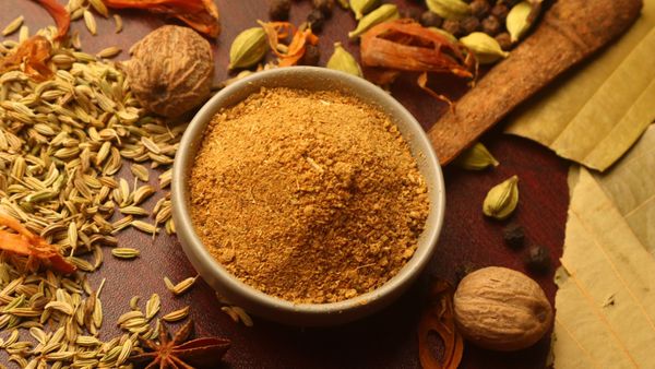 El garam masala es una de las mezclas de especias más usadas en la cocina india y ayurvédica. Su nombre significa “mezcla caliente”, no porque sea picante, sino porque estimula el agni (fuego digestivo), aporta calor interno y ayuda a que las comidas se vuelvan más fáciles de digerir. Cada familia en India suele tener su propia versión, y esta receta reúne semillas aromáticas (cilantro, comino e hinojo) que favorecen la digestión, junto con especias cálidas como canela, clavo, cardamomo y nuez moscada, que aportan profundidad, aroma y un carácter equilibrante. Este garam masala puede usarse al final de la cocción, espolvoreado en sopas, currys, arroces, guisos de verduras o incluso en legumbres, para darles más aroma y digestibilidad. Es ideal en otoño e invierno, cuando el cuerpo agradece especias cálidas, aromáticas y que sostienen la energía estable.