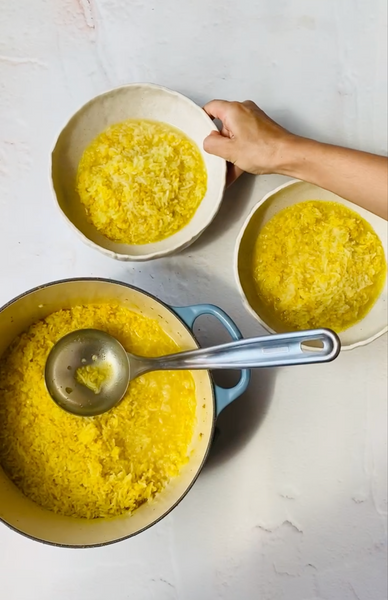 El kunyi es uno de los platos más simples y terapéuticos de la tradición ayurvédica. Se trata de un arroz muy aguado, cocinado con especias suaves y ghee, que se utiliza para dar descanso al sistema digestivo, restaurar la fuerza y aportar nutrición ligera. En India, suele prepararse durante procesos de detox, después de enfermedades o en días en los que el cuerpo necesita suavidad y equilibrio. El jengibre y la cúrcuma apoyan la digestión y reducen la inflamación, mientras que el ghee aporta untuosidad y estabilidad. La clave está en la textura: debe quedar aguado, casi como una sopa de arroz, para que sea fácil de digerir y asimilar. Es un plato que nutre, calma y devuelve energía de manera gradual. Es ideal en cualquier estación cuando hay debilidad, pérdida de apetito o necesidad de dar un descanso digestivo. También en otoño e invierno como alimento suave y reconfortante.