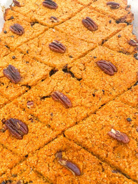 Si alguna vez has ido a un restaurante libanés, seguramente has probado el kubbeh. Ese platillo mágico hecho tradicionalmente con carne molida y bulgur por fuera, y relleno de más carne con piñones en su interior. La textura es única, el sabor… ¡una delicia! Y siempre que vamos a un restaurante árabe pedimos uno. Lo que quizá no sabes es que el kubbeh tiene muchísimas versiones: a veces en forma de bolitas, otras veces extendido en una charola, e incluso cocinado en yogur. La primera vez que probé kubbeh en charola fue en casa de mi abuela y tengo muy vívida la imagen de ella acomodando la mezcla con cuidado antes de hornearla hasta la perfección. Aunque no estoy en contra de la carne, esta es mi versión vegetariana: más ligera, digestiva, pero igual de reconfortante. La quinoa y el camote forman una costra especiada y ligeramente dulce, mientras que las lentejas y los frutos secos aportan un relleno saciante, nutritivo y lleno de carácter. Un plato que conserva el espíritu original, pero en una forma que puedes disfrutar más seguido sin sentir pesadez. Puedes servirlo con hojas verdes salteadas o cualquier otra verdura purificante para hacer una comida completa. Es ideal en otoño, invierno y en los días frescos de primavera, cuando el cuerpo agradece preparaciones tibias, especiadas y nutritivas que reconfortan profundamente.