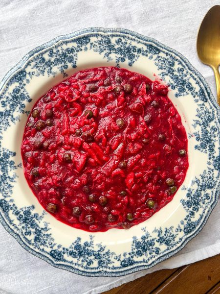 Un plato colorido, nutritivo y lleno de sabor que transforma el clásico risotto italiano en una versión más ligera y digestiva. El betabel aporta un dulzor terroso y un color vibrante que lo hace visualmente atractivo y a la vez rico en minerales que apoyan la sangre y la energía vital. Los chícharos verdes equilibran con frescura y ligereza, aportando proteína vegetal y fibra. Las especias, cardamomo, hinojo y cilantro en polvo, ayudan a que este plato, que de por sí es más pesado por el arroz arborio, se vuelva más fácil de digerir y no genere tanta pesadez. El orégano o tomillo seco redondean con un toque herbal que le da profundidad. Es un plato completo por sí solo para la comida, ya que los chícharos se consideran tanto verdura purificante como legumbre. También puede enriquecerse con un toque de queso fresco, ricotta o queso de cabra, así como piñones tostados. Otra opción es servirlo con hojas verdes salteadas o rúcula fresca. Si deseas combinarlo con pollo, puedes incorporarlo durante la cocción del risotto, siempre que no añadas queso en la misma preparación. Es ideal en otoño e invierno, o en días frescos de primavera, cuando el cuerpo agradece comidas tibias, cremosas y ligeramente especiadas que nutren y sostienen.