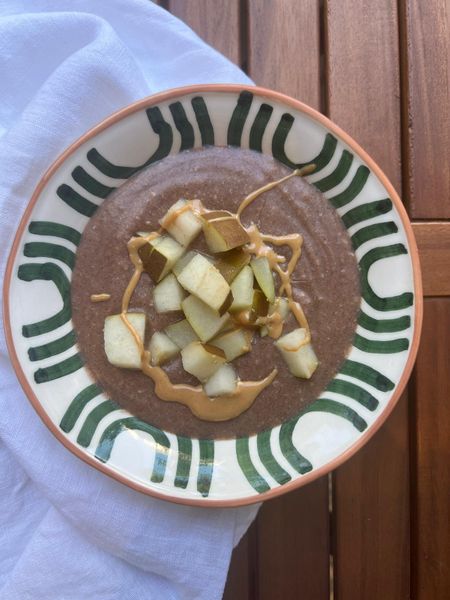 Un porridge hecho con un grano diferente, simple en preparación pero con un valor nutricional enorme. El ragi es riquísimo en hierro, calcio y minerales esenciales. En India se utiliza ampliamente en la infancia: de hecho, es una de las primeras harinas que se introducen en la alimentación complementaria de los bebés desde los 6 meses, por su digestibilidad y capacidad para nutrir de manera profunda. Aquí lo preparamos con especias cálidas como canela y cardamomo, endulzado con piloncillo o azúcar mascabado y cocinado en leche de coco para darle cremosidad. El resultado es un desayuno reconfortante, nutritivo y ligeramente especiado, perfecto para quienes buscan variar su porridge habitual de avena y aprovechar las bondades de otros granos. Si no consigues harina de ragi, puedes sustituirla por harina de arroz y seguir exactamente la misma receta. Es ideal en otoño e invierno, cuando el cuerpo agradece desayunos tibios, ricos en minerales y con un toque especiado que da calor y energía estable.