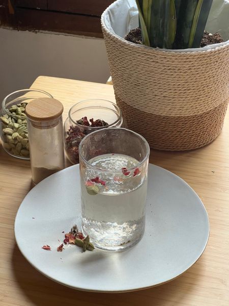 Cuando quieres algo que te refresque… pero también te abrace desde dentro. En el mundo Árabe lo llamamos “Café Blanco” aunque no lleva café: combina agua de rosas, agua de azahar, cardamomo y un toque de maple o miel para crear una infusión perfumada, ligera y calmante. En muchas culturas se sirve para honrar al invitado, relajar el cuerpo y abrir el corazón. En Ayurveda resulta especialmente útil en los días cálidos: calma el calor interno, alivia la acidez y el reflujo, mejora la digestión y aporta una sensación de serenidad sin estimular el sistema nervioso. Es ideal en primavera y verano, como una joya refrescante que regula, equilibra y encanta.