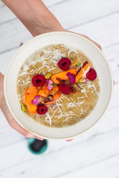 El Porridge es un platillo de granos cocinados que generalmente se come en el desayuno. En esta receta lo preparamos con quinoa pero también lo puedes hacer con avena, amaranto, cebada, alforfón, etc. 
¡Que lo disfrutes!
