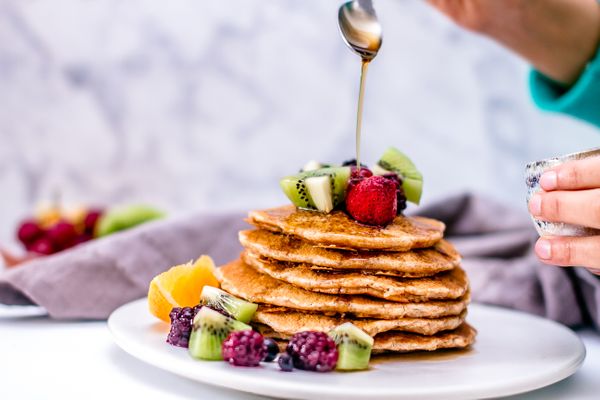 Los Pancakes es uno de los desayunos preferidos en los fines de semana en muchas partes del mundo, pero cuando no sabemos combinar bien los ingredientes y no son de buena calidad, nos pueden causar inflamación o incomodes.
Te compartimos una receta de Pancakes saludables que puedes comer no solamente los fines de semana, sino como desayuno saludable cualquier otro día.