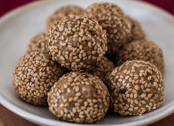 Las trufas de ajonjolí son saludables y están cargadas de Calcio. Es uno de nuestros postres caseros favoritos y de nuestros invitados también. Cuando las hagas, disfrutalas con un té de hierbabuena o menta.