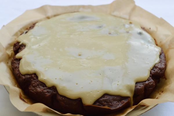 Un frosting diferente, ligero y nutritivo. Esta mezcla cremosa de tahini, maple y un toque de limón logra el equilibrio perfecto entre lo dulce, lo ácido y lo tostado. Suave en textura, con notas de nuez y un frescor cítrico que realza los sabores sin empalagar.
A diferencia de los glaseados tradicionales, este frosting no necesita toneladas de azúcar para ser delicioso: aporta cremosidad y frescura, dejando que el pastel conserve todo su protagonismo.
Ideal para un pastel de zanahoria, pero también sorprendente sobre muffins, pancakes o galletas caseras. Una opción saludable y versátil para dar ese acabado especial a tus postres sin perder ligereza.