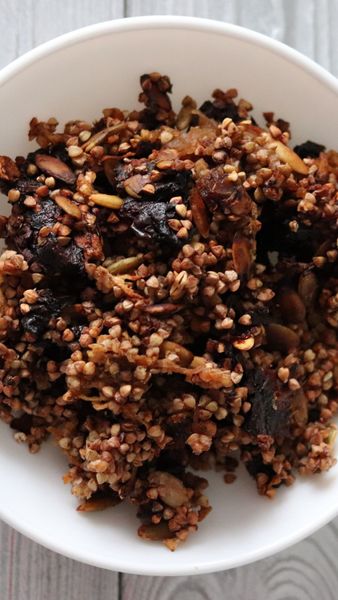 Esta granola combina lo mejor de la nutrición moderna con el equilibrio de las especias ayurvédicas. El trigo sarraceno, que solemos usar como un grano pero en realidad es una semilla muy completa, destaca por ser más seco y ligero que la avena. Esto lo convierte en un alimento excelente para quienes tienden a retener humedad o pesadez (Kapha), y especialmente recomendable en primavera y verano cuando el cuerpo necesita más ligereza. Las nueces y semillas aportan grasas saludables y proteínas vegetales, mientras que el coco añade textura y dulzura natural. La mezcla de jarabe de maple, tahini y ghee no solo une los ingredientes, sino que también aporta un sabor profundo y nutritivo. Las especias, canela, cardamomo e hinojo equilibran la digestión, calman la mente y evitan que la granola resulte pesada.
 El resultado es un snack crujiente, aromático y muy versátil: perfecto como topping de tus porridges, pancakes o incluso frutas salteadas. Es ideal en primavera, otoño e invierno cuando el cuerpo agradece sabores cálidos y especiados, aunque puede disfrutarse todo el año como parte de desayuno ligero o snack saludable.