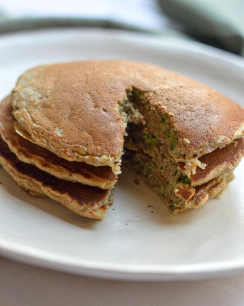 Una manera deliciosa de convertir las verduras en desayuno o cena ligera. La calabacita aporta hidratación y suavidad, mientras que las especias digestivas, comino y cilantro, equilibran el plato para que sea nutritivo y ligero al mismo tiempo. Es una receta camaleónica: funciona con avena, trigo integral o mezcla sin gluten, para que nadie se quede fuera del desayuno. Son perfectos con yogur, pesto casero, limón o un dip cremoso de hierbas. Además son una opción ideal para niños o para quienes buscan desayunos salados más digestivos y saciantes. Se pueden disfrutar en cualquier estación del año y puedes adaptar la verdura a lo que haya de temporada: calabaza mantequilla en otoño, espinaca en primavera, betabel en invierno…las opciones son muchas.