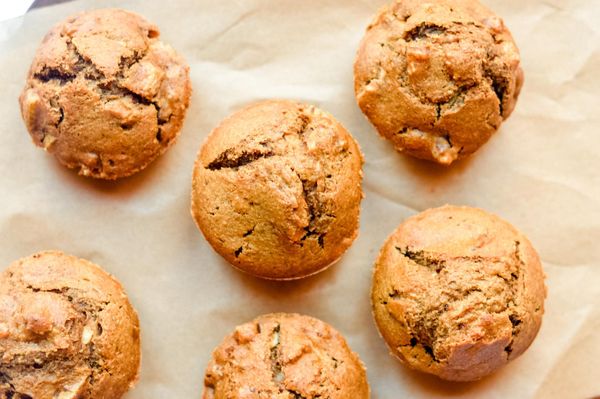 Estos muffins son de esos postres que reconfortan sin caer pesados. La pera, al cocinarse, se vuelve naturalmente dulce, suave y muy digestiva, y junto con la avena remojada y las especias cálidas, crea una combinación perfecta para el otoño e invierno: nutritiva, humectante y amable para el sistema digestivo. El ghee ayuda a equilibrar la ligereza de la harina integral, mientras que la compota de pera aporta humedad sin necesidad de usar demasiada grasa o azúcar. El toque de canela, nuez moscada y clavo enciende suavemente el fuego digestivo sin irritar, haciendo de estos muffins una opción ideal para un desayuno ligero, una merienda o un snack reconfortante que no dispara picos de energía ni deja sensación pesada. Son también una forma maravillosa de introducir postres más naturales, especialmente en temporadas festivas, sin dejar de cuidar el fuego digestivo y manteniendo la estabilidad del cuerpo.
