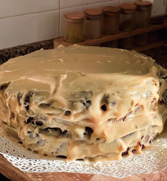 Hay recetas que no solo alimentan: te cuentan de dónde vienes. En mi casa, este era ese pastel. Mi mamá lo preparaba una y otra vez para cumpleaños, fiestas o días especiales, y siempre era un éxito absoluto. El aroma del cacao, el cardamomo y la canela llenando la cocina era la señal de que algo bueno estaba por suceder. Cuando extraño mi infancia o simplemente tengo antojo de un buen pastel de chocolate, éste es mi go-to, sin dudarlo. Y ahora, en mi cocina, lo “ayurvedicé” y lo transformé en una versión más ligera: harina integral de espelta, mejores grasas, especias digestivas… y aun así conserva el alma del original. Quienes me siguen desde hace tiempo saben que casi nunca uso huevos en los postres, porque prefiero que sean más livianos, suaves y fáciles de digerir. Pero en esta receta hice una excepción, porque lo merece: la textura queda esponjosa y húmeda, como la recuerdo de niña. Este fue también el pastel que preparé para el segundo cumpleaños de mi hijo, un gesto pequeño que une generaciones: la receta de mi mamá, adaptada por mí, compartida ahora con él… y contigo. En cuanto al frosting o cobertura, te soy honesta: no recomiendo combinarlo con la buttercream de tahini que tenemos en la membresía. Para este pastel, menos es más: disfrútalo sin topping o simplemente añade un poco de chocolate oscuro derretido, o una capita fina de crema de coco sólida. Es un pastel profundo, aromático y suave; especiado sin ser intenso; dulce sin ser empalagoso. Un pastel para celebrar, reconectar y, como siempre comer para sanar.