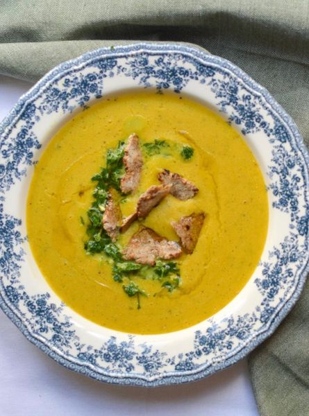 Esta es una de esas recetas que vienen de casa, de la infancia. Yo no era muy fan de las sopas pero esta siempre me emocionaba. Tal vez era la textura cremosa que salía perfecta cada vez, o quizá las guarniciones emocionantes que venían al lado de la sopa… como esas pocas aceitunas que solo aparecían en ocasiones especiales. Con los años se convirtió en una receta a la que vuelvo constantemente: sencilla, nutritiva, cálida y sorprendentemente deliciosa para lo poco que pide. Es fácil de digerir, sobre todo si no la haces demasiado espesa, y es una de esas comidas que puedes preparar cuando no tienes casi nada en casa: solo pones todo en la olla, dejas que hierva y en 25 minutos tienes un plato completo y reconfortante. Un verdadero one-pot meal. Es también una cena maravillosa. Y en casa, es uno de los favoritos de mi hijo: la come desde los 9 meses. Una sopa que nutre, calma y acompaña. De esas que siempre sientan bien: cuerpo, mente y corazón.