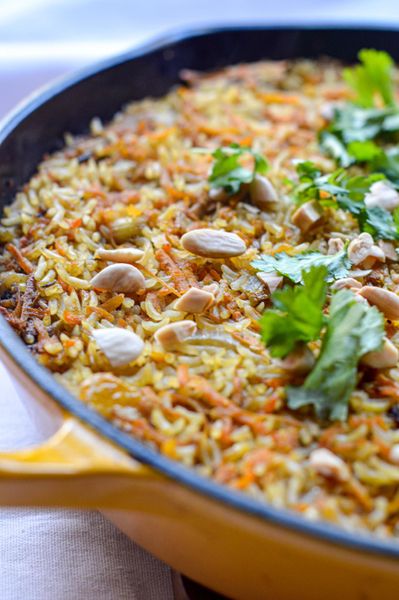 Una mezcla de aromas dulces, especiados y cítricos que recuerdan a la cocina de Medio Oriente y Asia Central, donde los cereales se cocinan lentamente con ghee, frutos secos y especias que despiertan la digestión sin irritar. La dulzura natural de la zanahoria se carameliza suavemente con el ghee, mientras que el hinojo aporta ligereza y ayuda a que el plato sea aún más digestivo. Las especias calientes, cardamomo, clavo, canela, comino, equilibran la ligereza del arroz y le dan un carácter aromático profundo sin saturar. Este es un plato que nutre y sostiene, perfecto para los meses fríos o para cualquier momento en que el cuerpo pide estabilidad, suavidad y comida reconfortante sin pesadez. El toque de cáscara de limón ilumina cada bocado y hace que el plato se mantenga ligero y aromático. Es ideal acompañado de verduras purificantes y una legumbre o pollo asado. Si quieres una comida completa ayurvédica, este arroz representa la parte de granos + verduras que construyen.