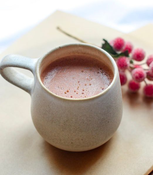 Un elixir cálido, aromático y reconfortante que transforma el clásico chocolate caliente en una versión más ligera, menos congestionante y mucho más digestiva. El cacao estimula suavemente el ánimo y la circulación, mientras que las especias digestivas, cardamomo, canela y una pizca de pimienta negra equilibran su naturaleza más densa y evitan la pesadez o el letargo que a veces deja el chocolate convencional. El ghee aporta untuosidad y nutrición, ayudando a asimilar mejor los antioxidantes del cacao y manteniendo el sistema nervioso tranquilo. Perfecto para disfrutar de vez en cuando en las mañanas frías, especialmente en otoño e invierno.