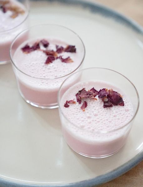 Esta leche lunar es una bebida suave y reconfortante, pensada para los días, y especialmente las noches, del periodo festivo, cuando hay más estímulo, más emociones y el sistema nervioso suele ir un poco acelerado. Las especias aromáticas y la rosa trabajan juntas para calmar, nutrir y devolver una sensación de contención interna, como si el cuerpo pudiera finalmente exhalar. El cardamomo y la vainilla aportan una calidez ligera y aromática que suaviza la digestión y calma el sistema nervioso, haciendo que la leche se sienta más liviana y reconfortante. La nuez moscada invita al descanso profundo y a soltar la tensión acumulada, mientras que los pétalos de rosa, tradicionalmente asociados al corazón, equilibran el calor de las especias y aportan una cualidad calmante, amorosa y profundamente sattvica. Es una bebida ideal para otoño e invierno, perfecta por la noche, después de una cena festiva o antes de dormir, cuando buscas cerrar el día con algo tibio que nutra sin estimular. Una leche para bajar revoluciones, calmar el corazón y acompañar con dulzura esta temporada.