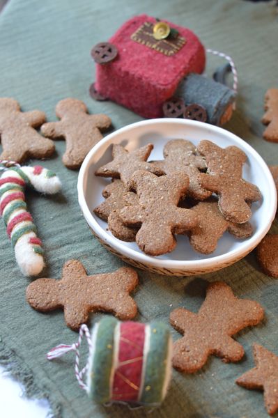 Estas galletas son una forma deliciosa y mucho más amable de disfrutar los sabores clásicos de la Navidad sin caer en los excesos que suelen irritar la digestión. La melaza aporta un dulzor profundo y mineral, mientras que el ghee suaviza la mezcla y le da esa textura tierna que se deshace en la boca. La combinación de jengibre fresco y canela despierta el fuego digestivo, sin sobreestimularlo, haciendo que estas galletas se sientan cálidas, reconfortantes y perfectas para los meses de otoño e invierno. Usar harina de almendra y avena, en lugar de harinas muy refinadas, hace que la receta sea más nutritiva y fácil de digerir, especialmente cuando se disfruta con una bebida tibia. Son ideales como un pequeño snack por la tarde o como un dulce ligero después de una comida sencilla. Un postre que acompaña la temporada festiva sin dejar pesadez en el cuerpo.