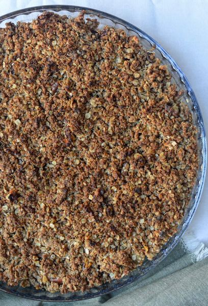 Generalmente evitamos mezclar fruta con otros alimentos por el impacto que puede tener en la digestión. Sin embargo, cuando la fruta se cocina junto con cereales y frutos secos, se vuelve fácil de digerir. Por eso, este platillo funciona tan bien como postre (no pegado a la comida) o incluso como un desayuno suave durante esta temporada. Al cocinarse, la manzana se vuelve tierna, naturalmente dulce y muy amable para el sistema digestivo, especialmente cuando se combina con ghee y especias cálidas que ayudan a que el cuerpo asimile el alimento con calma. Es una preparación ideal para otoño e invierno, cuando la digestión agradece los sabores cocidos, tibios y bien especiados. Disfrútalo caliente como postre, desayuno nutritivo o merienda reconfortante, acompañado de un poco de leche vegetal. Un dulce sencillo, casero y estable, que nutre y deja una sensación real de bienestar… de esos que el cuerpo agradece después.