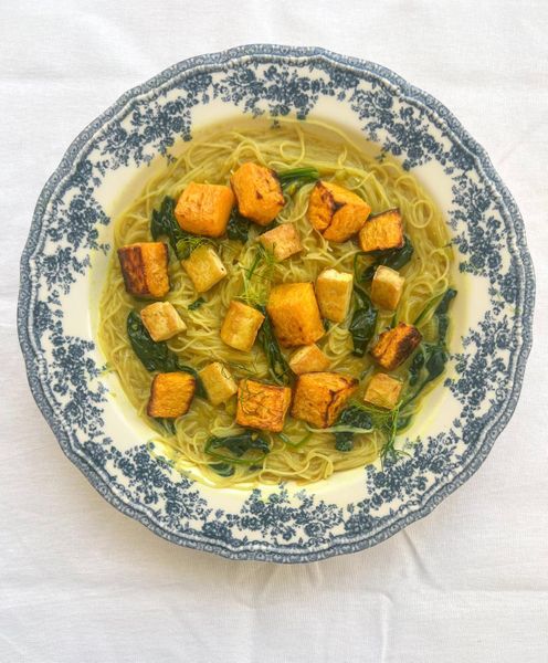 Nunca hay suficientes recetas de curry para mí. Siempre tengo ganas de probar uno distinto, con otro tipo de sabor. La verdad es que crecí con un solo curry, el que hacía mi mamá usando curry en polvo ya preparado, de esos que compras en el supermercado y que casi siempre saben parecido porque llevan ingredientes muy similares. Con los años, y al empezar a probar curries de distintos países, me di cuenta de lo amplio y diverso que puede ser este plato. Eso me llevó a experimentar más en casa, a jugar con especias, combinaciones y bases distintas. Este curry es una inspiración de malasya, preparado con verduras, tofu y una mezcla de especias aromáticas que lo hacen profundo, cálido y muy reconfortante. Es una comida completa, que tiene todo lo que el cuerpo necesita: cereales, legumbres y ambos tipos de verduras. Nutre, sacia y reconforta sin sentirse pesada, especialmente cuando se disfruta caliente. Un plato ideal para cuando quieres algo especiado y envolvente, pero bien equilibrado y amable con la digestión.