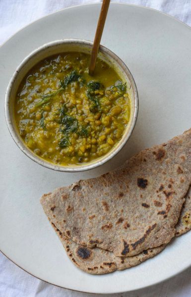 Cuando empecé con Ayurveda, me fui un poquito al extremo con el kitchedi. En esa etapa era muy estricta, y en lugar de acercarme a la comida con suavidad, pensaba que si el kitchedi era “lo mejor”, entonces tenía que comerlo sí o sí. Y la verdad… lo forcé tanto, que llegó un punto en el que ya no quería saber nada de él durante un par de años. Pero desde el año pasado volví a reencontrarme con el frijol mungo y esta vez desde un lugar mucho más amable. El frijol mungo tiene ese sabor ligeramente a nuez, equilibra los tres doshas y en comparación con otras legumbres, suele ser mucho más fácil de digerir. Además, es un alimento que se siente profundamente nutritivo sin ser pesado y que muchas personas perciben como un gran apoyo cuando quieren darle descanso al sistema digestivo y cuidar el hígado. Esta sopa cremosa es perfecta para el mes de enero y febrero: cálida, reconfortante y ligera a la vez. Las especias y el hinojo ayudan a sostener el fuego digestivo, el toque de limón al final despierta el plato y lo hace más fresco, y la textura suave la vuelve ideal cuando quieres algo que nutra sin exigirle demasiado al cuerpo. Puedes servirla con verduras al lado y chapati, o simplemente con arroz blanco para una comida completa, estable y muy fácil de asimilar.
