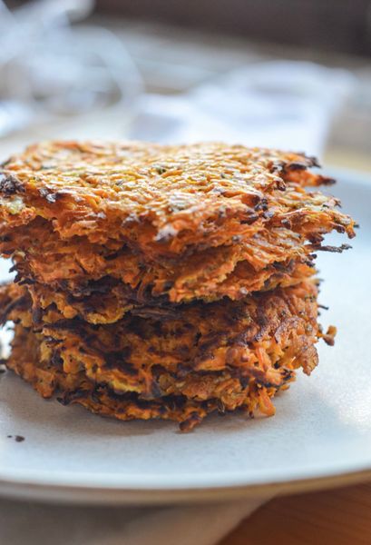 Estos hash browns de camote son una versión más nutritiva y amable de un clásico crujiente. El camote, al hornearse, se vuelve naturalmente dulce, suave y muy enraizante, ideal para los meses de otoño e invierno cuando el cuerpo pide comidas cálidas que aporten estabilidad y energía sostenida. Los huevos dan estructura y saciedad, mientras que la avena molida ayuda a unir la mezcla sin necesidad de harinas refinadas. Las especias juegan un papel clave: la cúrcuma y la pimienta negra activan suavemente el fuego digestivo, y el orégano o el tomillo aportan un perfil aromático que hace que este plato sea reconfortante pero ligero. Al hornearse con ghee, quedan dorados por fuera y suaves por dentro, sin necesidad de freír. Son perfectos para un desayuno salado o como parte de la comida principal, acompañados de hojas verdes, tortillas de maíz, quinoa y alguna salsa fresca que equilibre.
