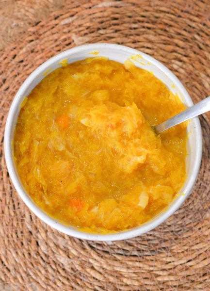 Ahora en Mallorca estamos en plena temporada de naranjas y mandarinas y es difícil no aprovecharlas cuando están tan dulces y frescas. Aun así, yo no suelo consumir cítricos muy seguido porque en ciertos tipos de cuerpo (especialmente Pitta) pueden generar más acidez o calor interno, y en algunas personas agravar temas como reflujo o ciertas condiciones de piel cuando se consumen crudos o en exceso.
Por eso se me ocurrió hacer algo distinto: transformar esas naranjas en una compota cálida y digestiva. Al cocinarlas, la fruta se vuelve más suave y fácil de asimilar y al combinarla con especias como cardamomo e hinojo, el resultado se siente más equilibrado y amable para el estómago. La manzanilla le da ese toque calmante que suaviza el sistema y redondea el sabor y un poco de maple aporta dulzor sin necesidad de azúcar refinada.
Una compota limpia y perfecta para acompañar pancakes o desayunos tibios… con el espíritu del invierno.