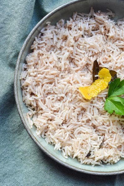 El arroz basmati es de esos alimentos simples que siempre se sienten bien en el cuerpo. Es ligero, fácil de digerir y combina con casi todo. En casa lo usamos mucho porque acompaña sin robar protagonismo, pero cuando lo cocinas con especias se transforma en algo mucho más especial. La canela, el clavo y la pimienta le dan un aroma cálido y profundo, de esos que llenan la cocina y abren el apetito. El ghee ayuda a que el arroz quede suelto y con buen sabor, y el toque de limón al final le da frescura para que no se sienta pesado. Es un arroz sencillo pero con personalidad. Va perfecto con legumbres, verduras o guisos, y es de esas recetas que puedes repetir sin aburrirte. Un básico aromático que hace que cualquier comida se sienta más completa, sin complicarte la vida.
