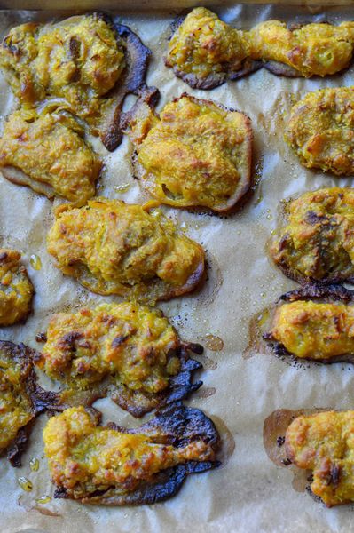 Esta receta fue inspirada en una versión que vi hace tiempo de Half Baked Harvest. Como suele pasarme, tomo ideas que me inspiran… y luego las ajusto. Siempre estoy buscando formas de hacer los platos más digestivos y evitar combinaciones que puedan generar pesadez o toxinas en el cuerpo. Me encanta el pollo frito, el sabor, la textura crujiente, esa sensación reconfortante, pero es difícil encontrar una versión realmente limpia. Además de eso, suele ser muy pesado, ácido y difícil de digerir. Esta es mi manera de tener esa experiencia crujiente, pero sin exceso. Aquí horneamos en lugar de freír, usamos harina de arroz en lugar de trigo refinado, incorporamos especias digestivas y un toque de coco que aporta textura sin saturar. La cúrcuma, el cilantro en polvo y la ralladura de limón ayudan a que el plato sea más ligero para el sistema digestivo, mientras que el ghee aporta ese dorado y profundidad que normalmente buscaríamos en la fritura. Es una versión más amable para el cuerpo, y curiosamente, ha sido un éxito absoluto con los niños. Crujiente por fuera, suave por dentro, y con ese equilibrio entre especiado y fresco. Puedes servirlo con papas de camote al horno, lechuga asada y salsa de diosa verde para una comida completa y equilibrada. También funciona increíble como base para una hamburguesa de pollo casera. De ambas formas, es profundamente satisfactoria. Un clásico reconvertido: crujiente, reconfortante y mucho más ligero de lo que parece.